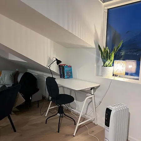 Modern Central Top Floor Apartment